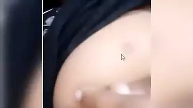Paki girl pulls chudai T-shirt up allowing XXX girls to hang in sex clip