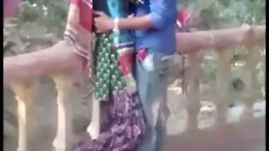 Outdoor Desi mms clip of slim Indian gal caught kissing her lover