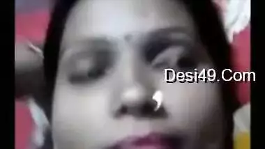 Married Desi mom with pierced nostril is going to show body to fans