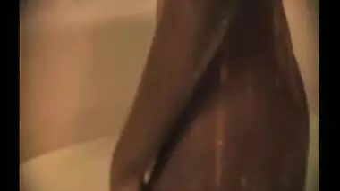 Hot Amateur Chennai babe oils up her Brown skin and seduces