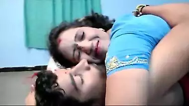 Desi bhabhi’s cleavage & boob press bollywood sex