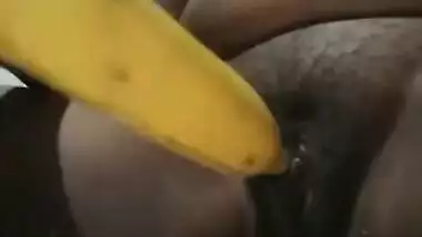 XXX pussy consumes veggie as sex toy in solo show by the Desi woman