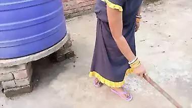 Jhadu Nikal Rhi Bengali Bhabhi Ko Chat Par Room Me Jabardasti Choda