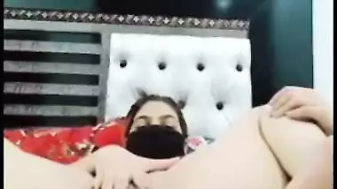 Desi whore poses nude for custom made XXX clip for kinky client