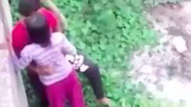 Two Indian lovers caught fucking in outdoor garden in Desi mms video