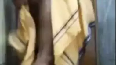 Mature Bhabi Fingering in Bathroom
