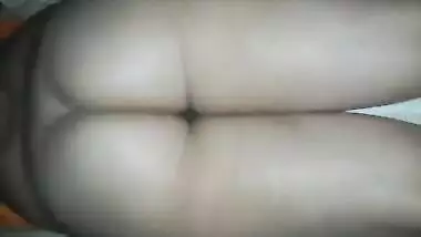 Naughty Desi MILF rubs trimmed snatch and shakes XXX booty for lover