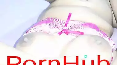 Desi bhabi fingering pussy