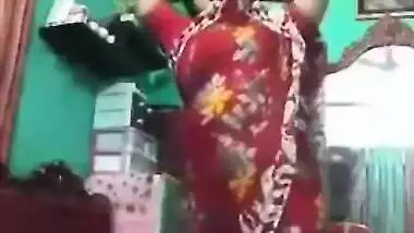 Camera captures Bangladeshi Desi slut who strips for money in XXX video