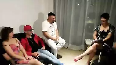 Eu fui para terapia e acabei em gangbang brutal, eu tinha muitos caras que não sabem quem são