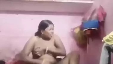 Super horny Desi XXX bitch masturbating her pussy with dildo on cam