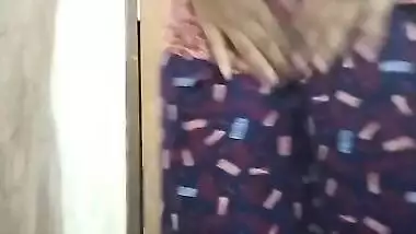 Li Ya - Kya Hua Jab Pati N Bathroom M Pakd Kis Aur K Sath