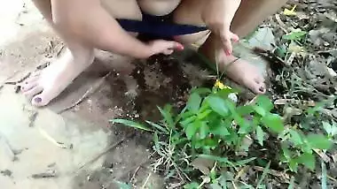 Sonal Bhabhi Ghar Ke Pichwade Me Choot Me Ungli Karke Mutate Huye