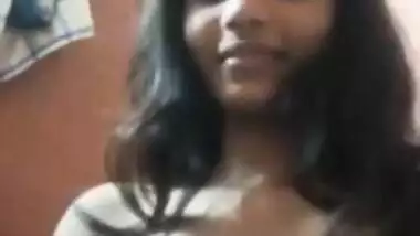 Man asked Desi girlfriend to expose small boobs in XXX video
